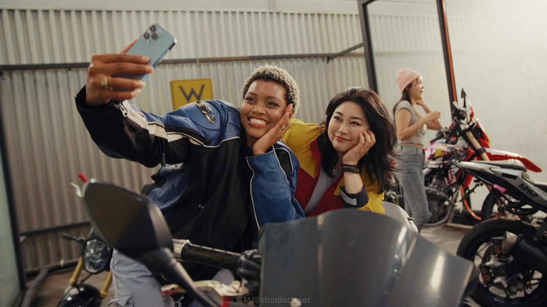 专业电影级商业广告调色LUT包干净的皮肤颜色校正:Gamut -The Creator LUT Collection插图2 Best LUTs for Content Creators - Cinematic Results Every Time009