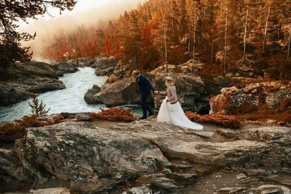 Lightroom预设秋夏日景色转化为阴郁温馨的秋景季风格调色-秋天就在你指尖Autumn at your fingertips插图